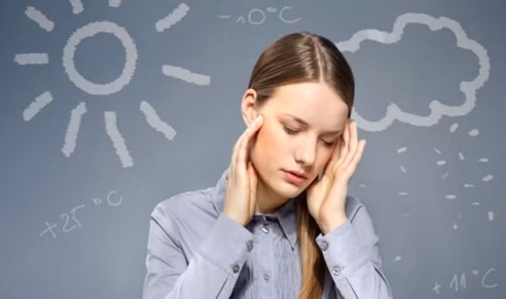 Có nhiều nguyên nhân dẫn đến đau đầu khi thời tiết thay đổi (Ảnh minh họa)