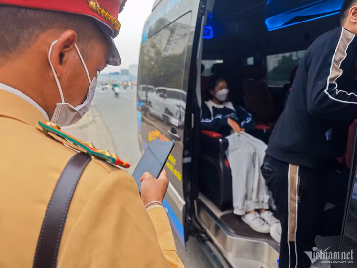Ngoài việc kiểm tra giấy tờ, CSGT còn hỏi hành khách để kiểm tra thông tin