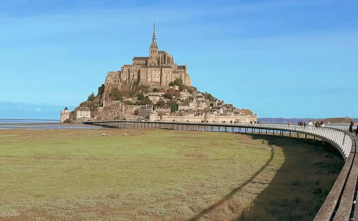 Một điều thú vị là khi nước biển lên, Mont Saint Michel nổi lên mặt nước giống như một lâu đài tráng lệ nằm giữa đại dương rộng lớn. Ảnh: Nguyễn Quốc Thái