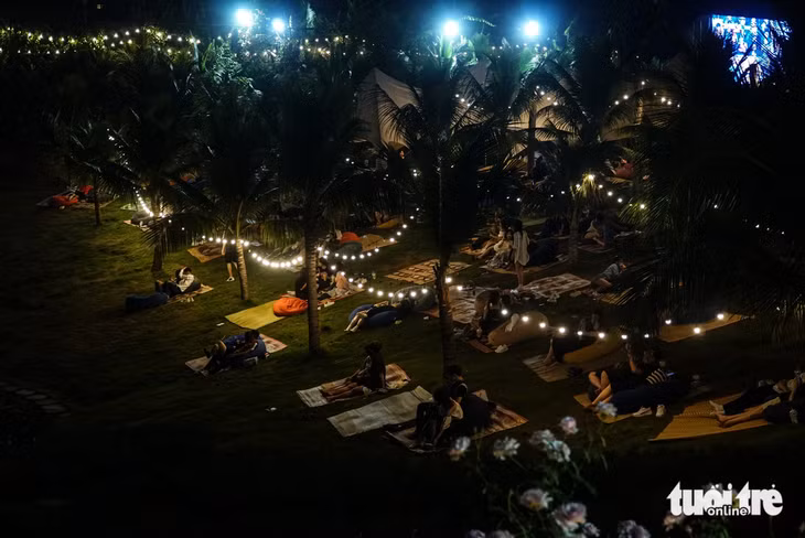 Giới trẻ Hà Nội đổ xô đến quán cà phê xuyên đêm tại Hồ Tây để "chill" cuối tuần - Ảnh: NGUYỄN HIỀN