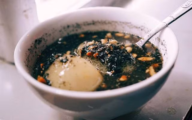 Hình ảnh bát bánh trôi tàu với mè đen, lạc rang béo ngậy. Ảnh: Foody