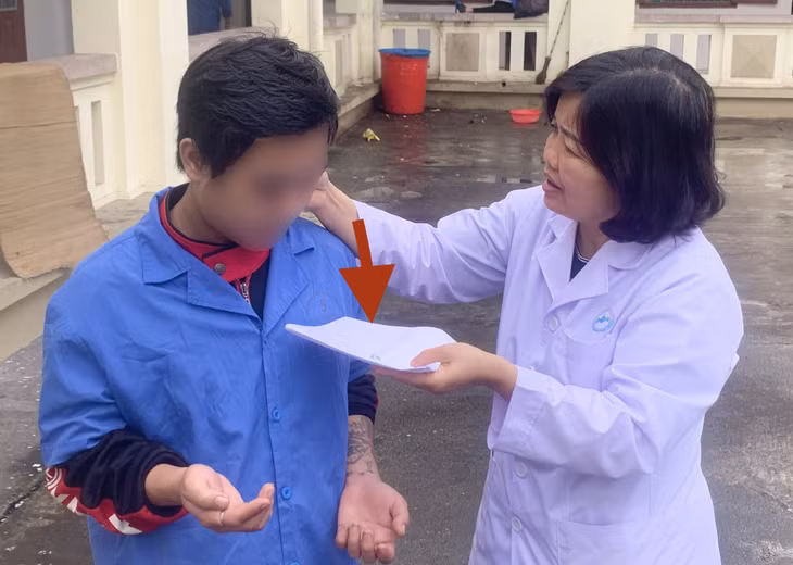 Bác sĩ CKI Cao Thị Xuân Thủy chăm sóc bệnh nhân có liên quan đến thuốc lá điện tử.