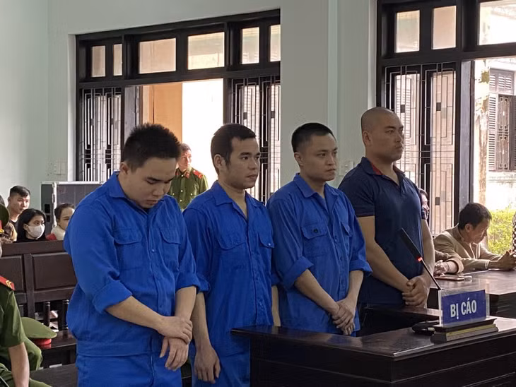 4 bị cáo tại phiên tòa xét xử sơ thẩm.