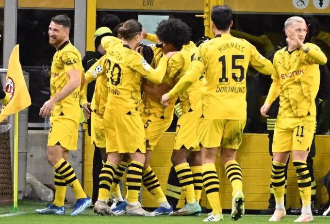Cầu thủ Dortmund mừng bàn nâng tỷ số lên 2-1 cùng Bynoe-Gittens trên sân San Siro hôm 28/11. Ảnh: AP