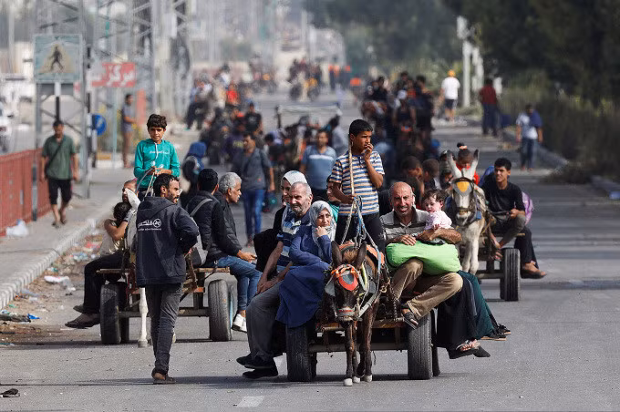 Người Palestines sơ tán từ miền bắc tới miền nam Gaza ngày 9/11. Ảnh: Reuters