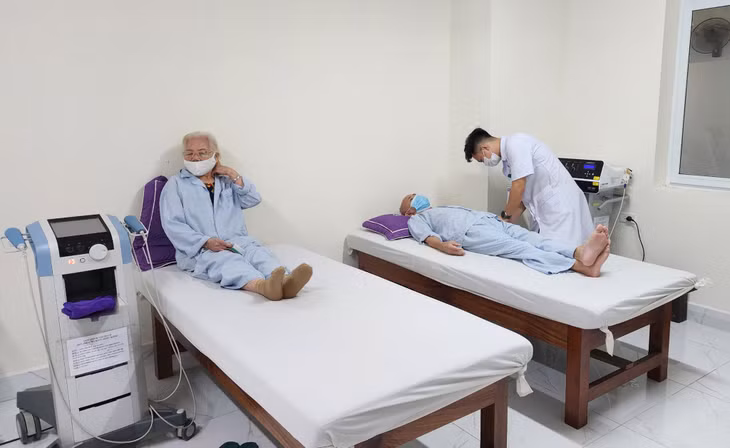Bác sĩ Bệnh viện Lão khoa - Phục hồi chức năng thăm khám cho bệnh nhân.