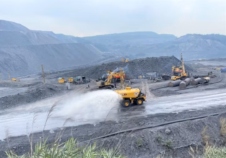 &nbsp;Hoạt động tưới nước, dập bụi trên khai trường Công ty CP Than Hà Tu.