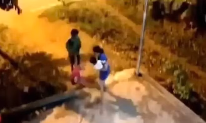 Camera an ninh ghi hình Dương Vũ Lâm xách hai chân con gái ném ra đường tối 29/10.