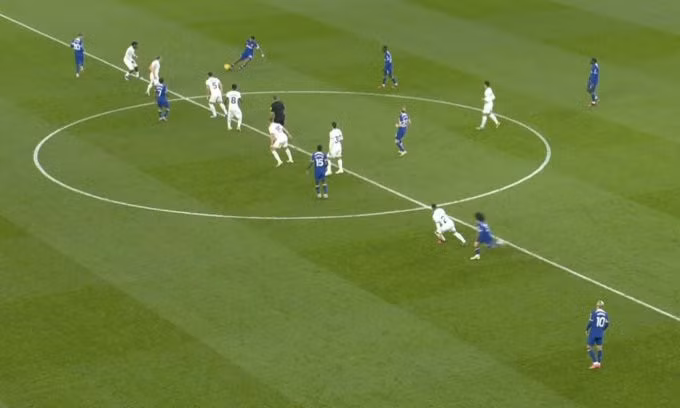 Hàng thủ Tottenham (áo trắng) dâng cao bẫy việt vị trong một tình huống bóng sống. Ảnh: chụp màn hình
