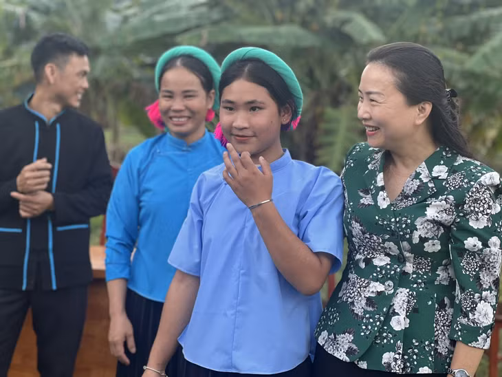 Đồng chí Phó Chủ tịch Thường trực HĐND tỉnh Vi Ngọc Bích động viên cầu thủ nữ trong trận bóng đá nữ giao lưu giữa thôn Nà Ếch và Trường mầm non Húc Động chào mừng Ngày hội Đại đoàn kêt toàn dân tộc.