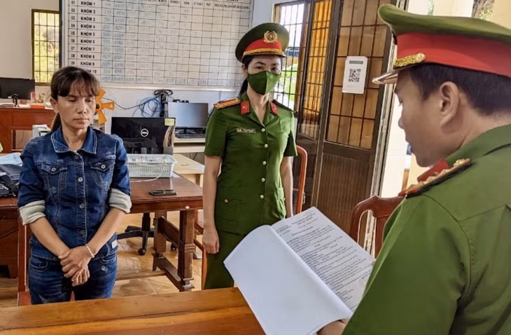 Cán bộ điều tra tống đạt quyết định khởi tố, bắt tạm giam bị can.