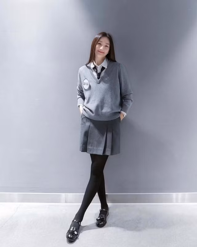 Choi Ji Woo diện trang phục nữ sinh cực chuẩn ở tuổi U50