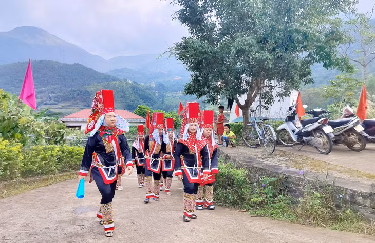 Ở các thôn, bản vùng cao của huyện miền núi Bình Liêu, từ sáng sớm, bà con đã xúng xính váy áo cùng nhau đi trẩy hội.