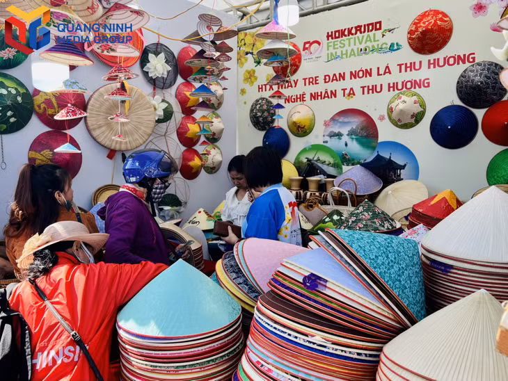 Những gian hàng trưng bày và bán các sản phẩm đặc trưng gắn liền với văn hóa người Việt.