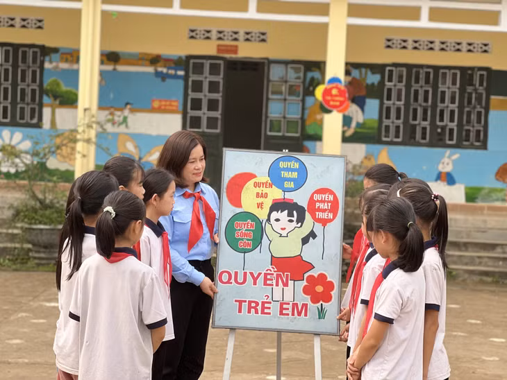 Cô giáo Đinh Thị Hợi (Trường Tiểu học Đông Ngũ 2, huyện Tiên Yên) hướng dẫn học sinh trong giờ học ngoại khóa về Quyền trẻ em.