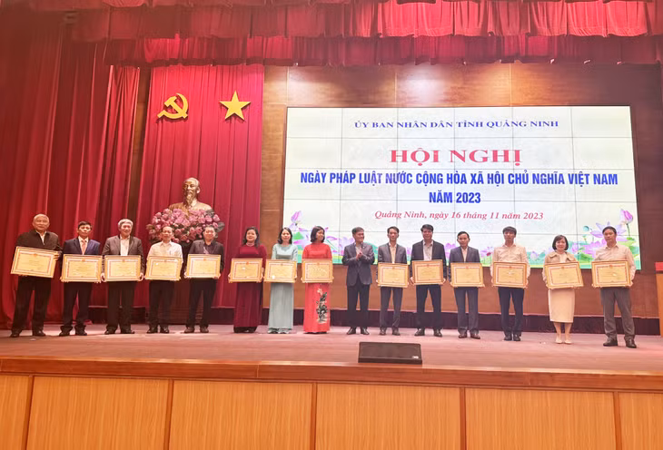 Đồng chí Bùi Văn Khắng, Phó Chủ tịch UBND tỉnh trao tặng bằng khen của Chủ tịch UBND tỉnh cho các tập thể có thành tích xuất sắc.