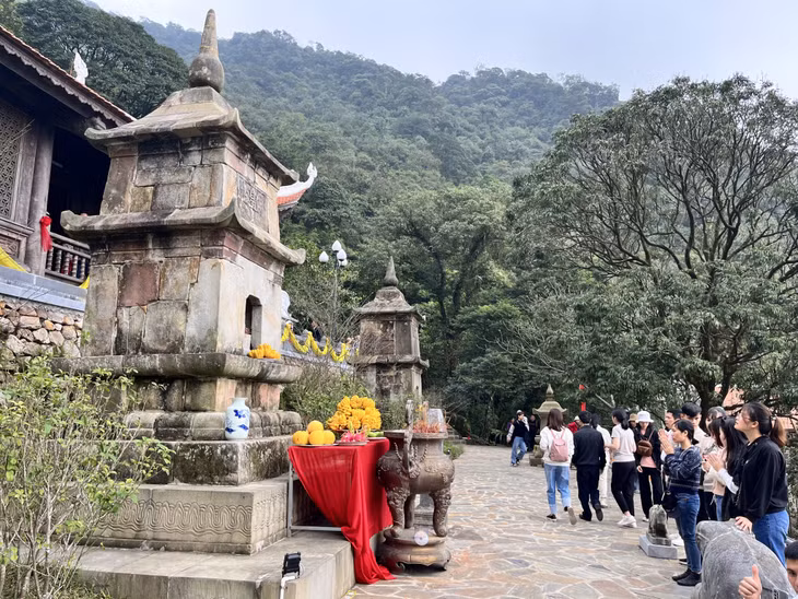 Du lịch tâm linh là một trong những thế mạnh của Quảng Ninh. Trong ảnh: Du khách chiêm bái tại chùa Ngoạ Vân (TX Đông Triều).