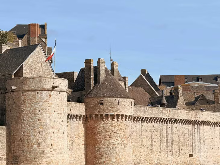 “Để đến Mont Saint Michel, du khách có thể bắt tàu từ ga Montparnasse đến ga Rennes. Sau đó mua vé của KEOLIS – hãng bus chuyên chở tuyến Mt Saint Michel và Rennes. Hiện tại vào mùa Hè từ tháng 5-10, một ngày có 4 chuyến đi và về. Chuyến đi sớm nhất là 8:35 sáng và về trễ nhất là 18:00 chiều” anh Thái nói. Ảnh: Nguyễn Quốc Thái