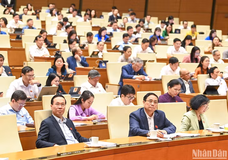 Các đồng chí lãnh đạo Đảng, Nhà nước và các đại biểu Quốc hội dự phiên chất vấn. (Ảnh: DUY LINH)