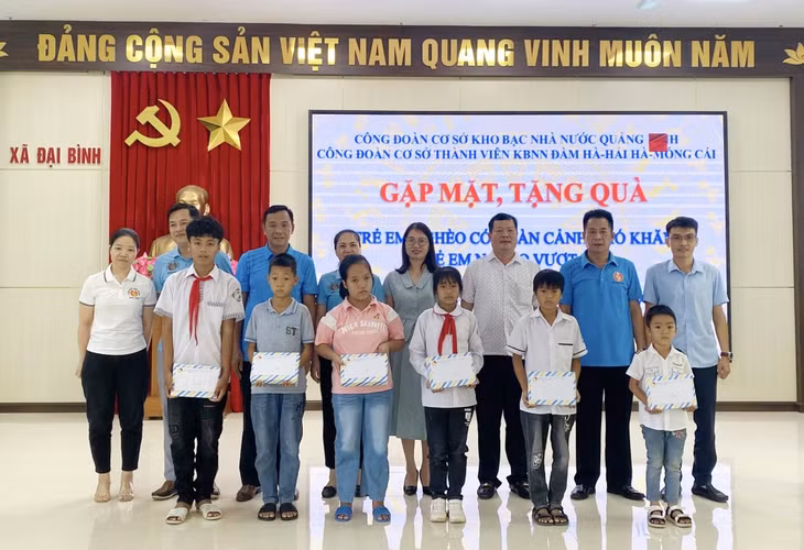 Công đoàn cơ sở thành viên Kho bạc Nhà nước Đầm Hà - Hải Hà - Móng Cái tặng quà cho trẻ em có hoàn cảnh khó khăn, trẻ em nghèo vượt khó.