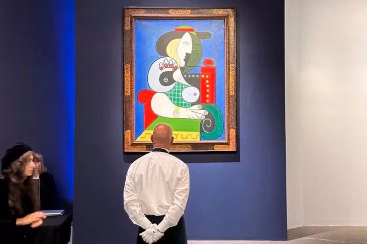 Bức tranh "Femme à la montre" năm 1932 của Pablo Picasso được trưng bày tại cuộc đấu giá của Sotheby's, ở Thành phố New York, Mỹ, ngày 8/11. (Ảnh: REUTERS)