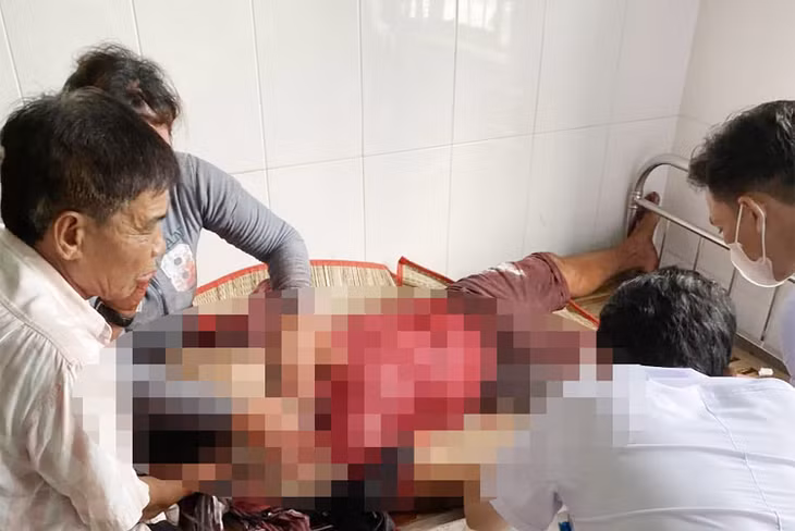 Ông T. được đưa đi cấp cứu nhưng đã tử vong sau đó do vết thương quá nặng. Ảnh: CTV