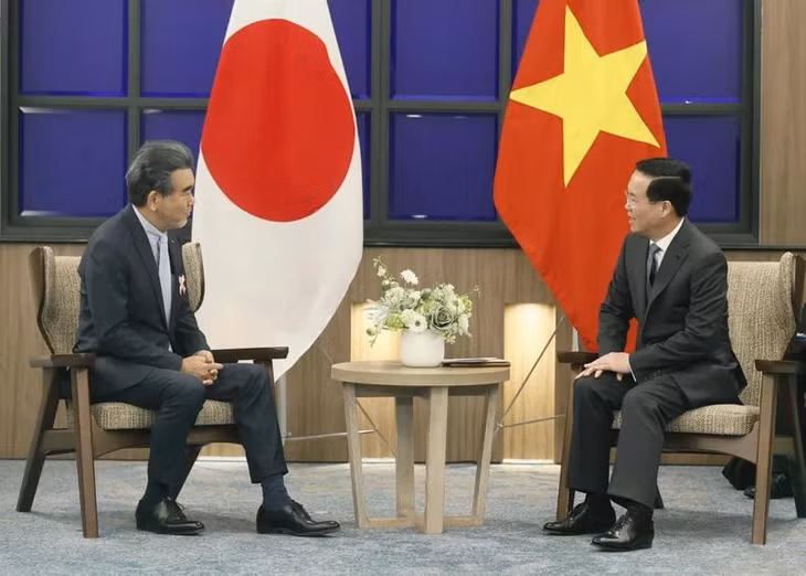 Chủ tịch nước Võ Văn Thưởng và giáo sư Mitsuo Ochi, Hiệu trưởng Trường đại học Hiroshima. Ảnh: TTXVN