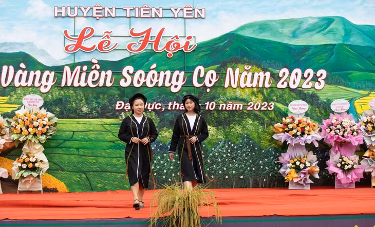 Thi trình diễn trang phục dân tộc nữ.