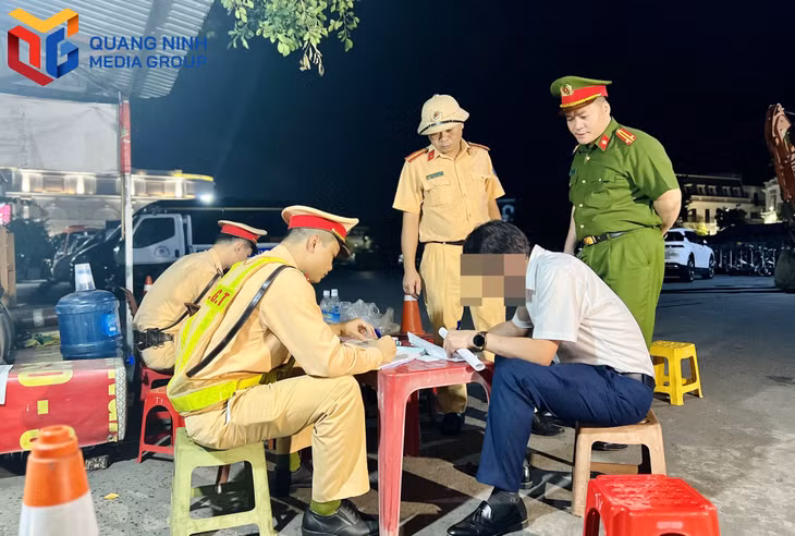 Cảnh sát giao thông Công an TP Cẩm Phả xử lý nghiêm các trường hợp vi phạm nồng độ cồn.