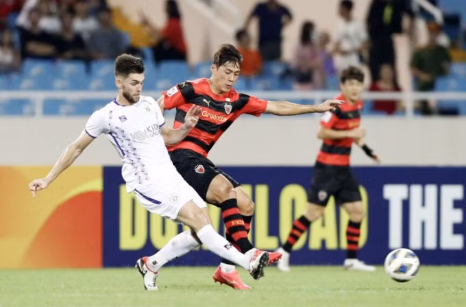 Hà Nội FC (trắng) không thể gây bất ngờ trước đối thủ vượt trội về trình độ.