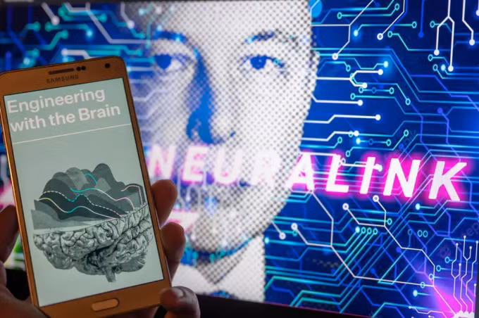 Elon Musk và logo Neuralink. Ảnh: NurPhoto