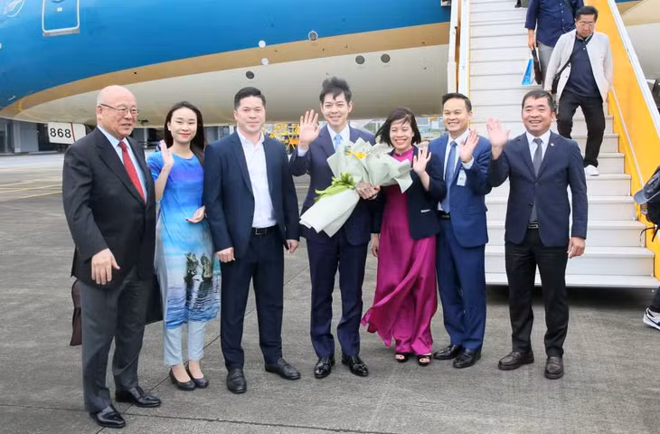 Đại diện lãnh đạo các sở, ngành, địa phương, đơn vị của tỉnh Quảng Ninh đón tiếp ngài Thống đốc Suzuki Naomichi cùng đoàn đại biểu tỉnh Hokkaido tại Cảng hàng không quốc tế Vân Đồn.