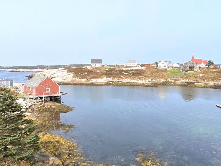 Đến Peggy’s Cove, du khách nên thử món tôm hùm cuộn bánh mì nổi tiếng. Ảnh: Cao Việt Cường Cavicu