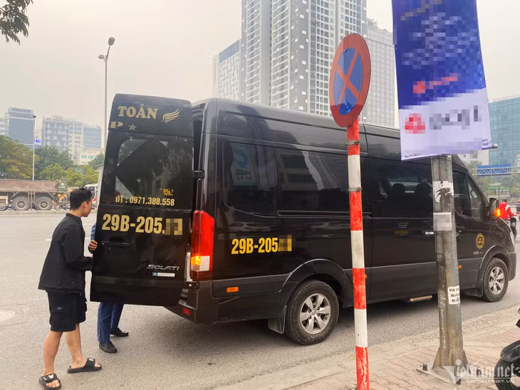 Ô tô khách mang BKS 29B- 205.XX dừng xe tại nơi có biển cấm dừng, cấm đỗ