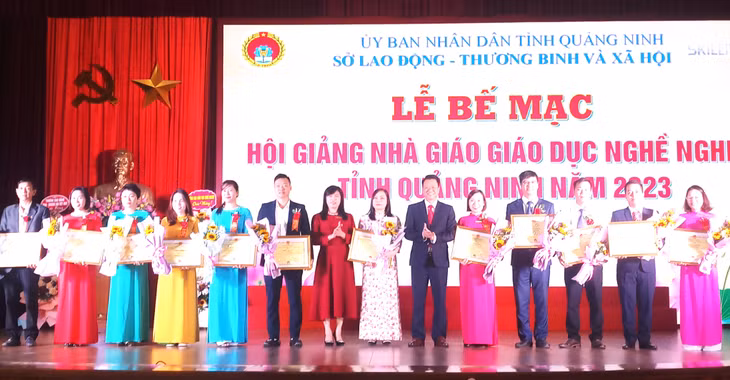 12 nhà giáo đạt giải Nhì tại Hội giảng nhà giáo giáo dục nghề nghiệp tỉnh.