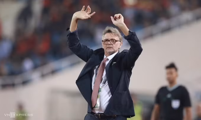 HLV Philippe Troussier nhiều lần hét lớn vào sân vì không hài lòng với học trò. Ảnh: Lâm Thỏa