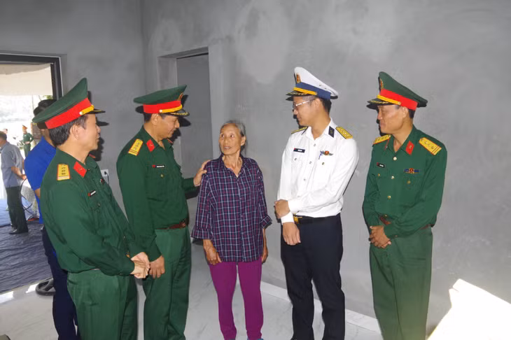 Ban CHQS TX Đông Triều phối hợp với Công ty TNHH Cảng Container quốc tế Tân cảng Hải Phòng tổ chức khánh thành, bàn giao "Nhà tình nghĩa" tặng gia đình bà Ngô Thị Dung (con liệt sĩ, ở thôn Bến Vuông, xã Bình Khê).