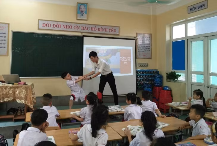 Một tiết học kỹ năng sống hướng dẫn trẻ phòng, chống xâm hại tại Trường Tiểu học Quang Trung, TP Hạ Long. Ảnh: Thu Nguyệt