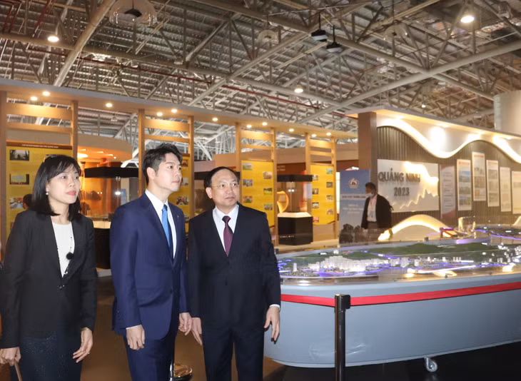 2023-11_Hội nghị Xúc tiến đầu tư Quảng Ninh – Nhật Bản năm 2023 - Bí thư Tỉnh ủy Nguyễn Xuân Ký giới thiệu đến Thống đốc tỉnh Hokkaido về tiềm năng, thế mạnh của tỉnh Quảng Ninh. Ảnh: Thu Chung