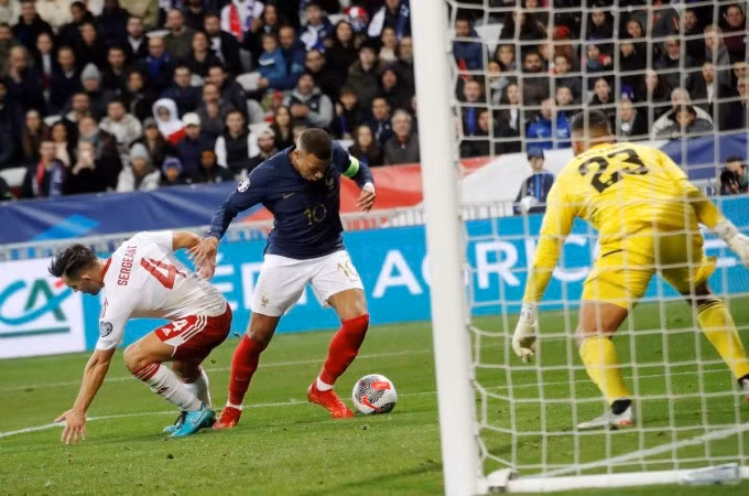 Mbappe vượt qua hậu vệ đối phương để ghi bàn, trong trận Pháp thắng Gibraltar 14-0 ở lượt áp chót vòng loại Euro 2024 tối 18/11, trên sân Allianz Riviera, Pháp. Ảnh: AP