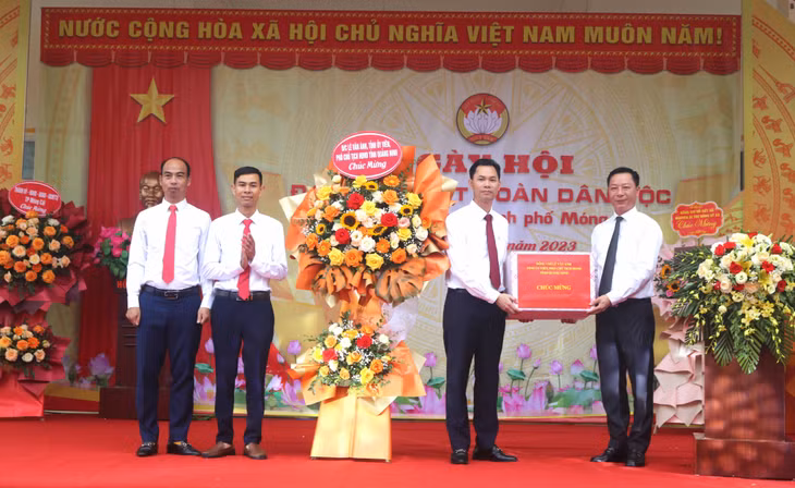 Thay mặt lãnh đạo tỉnh, đồng chí Phó Chủ tịch HĐND tỉnh tặng hoa chúc mừng nhân dân xã Quảng Nghĩa.