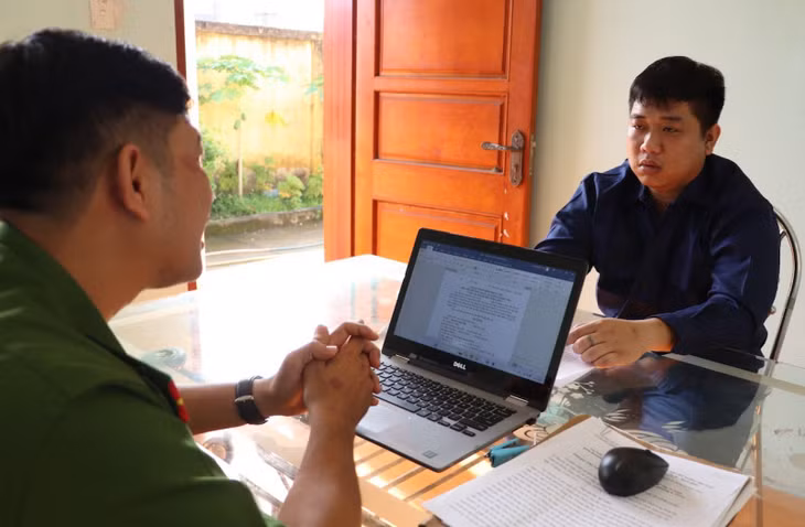 Cán bộ điều tra lấy lời khai đối với bị can Lê Công Lập.