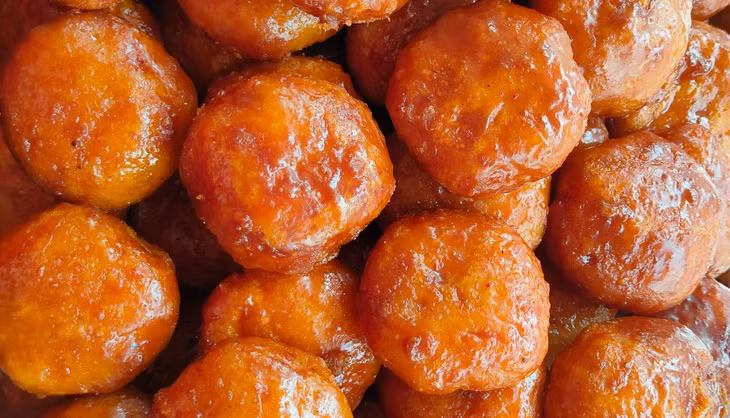 Bánh rán mật được làm cầu kì hơn nhiều so với những loại bánh rán thường. Ảnh: Foody