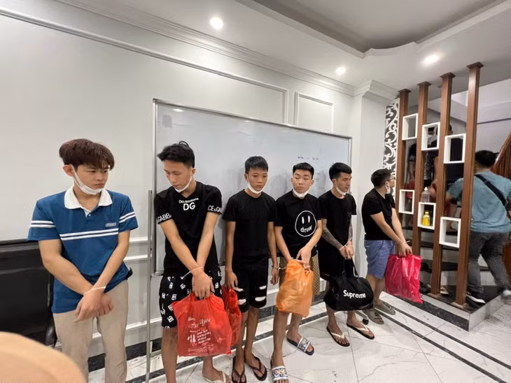 Nhóm đối tượng lừa đảo bị bắt giữ phục vụ điều tra.