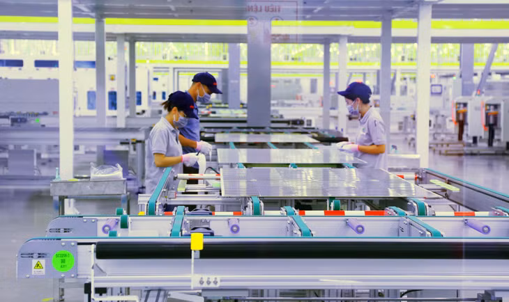 Dự án Công nghệ tế bào quang điện Jinko Solar PV Việt Nam chính thức đi vào sản xuất kinh doanh từ tháng 10/2023, hoàn thiện chuỗi dây chuyền sản xuất tấm quang năng quy mô lớn trên địa bàn Quảng Ninh.