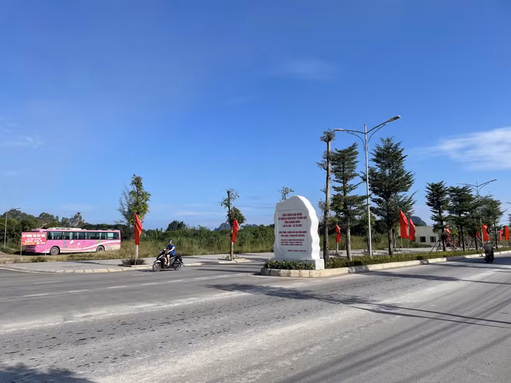 Tuyến đường vào CCN Cẩm Thịnh (phần mở rộng) và hạ tầng kết nối khu vực Nhà máy may mặc Hoa Lợi Đạt tại phường Cẩm Phú (TP Cẩm Phả) - công trình được gắn biển chào mừng 60 năm thành lập tỉnh.