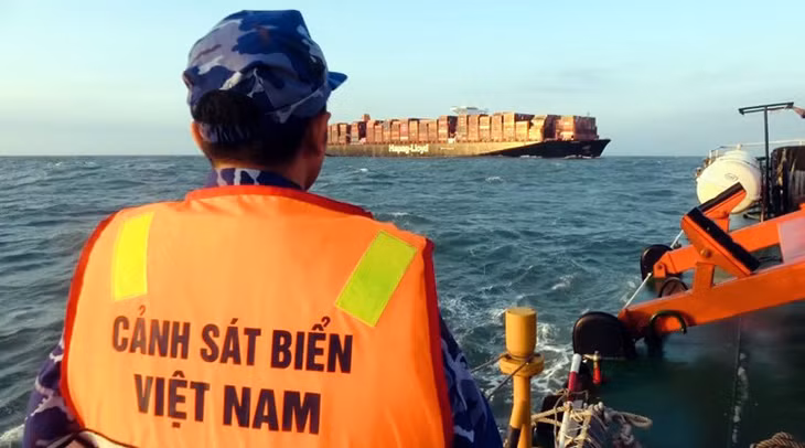 Tàu cảnh sát biển tiếp cận tàu BARZAN cách Đông Nam mũi Vũng Tàu khoảng 30 hải lý để tiếp nhận 14 ngư dân bị nạn. Ảnh: CSB