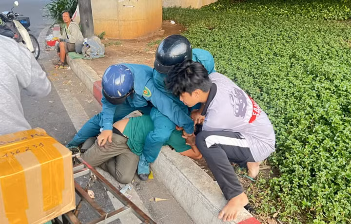 Nghi phạm bị khống chế khi đang trên đường lẩn trốn.