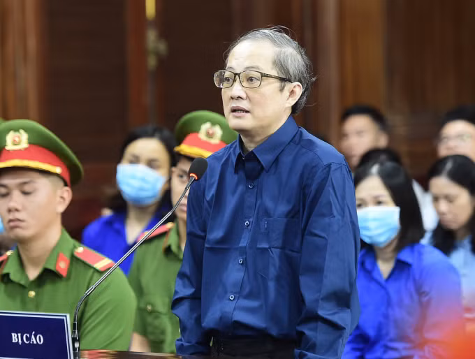 Cựu giám đốc Bệnh viện Thủ Đức Nguyễn Minh Quân trả lời HĐXX. Ảnh: Thanh Tùng