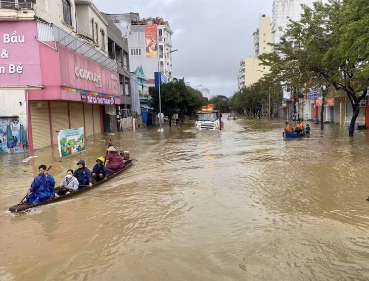 Tuyến giao thông huyết mạch đường Bà Triệu, TP Huế có nơi nước ngập 1,2m.